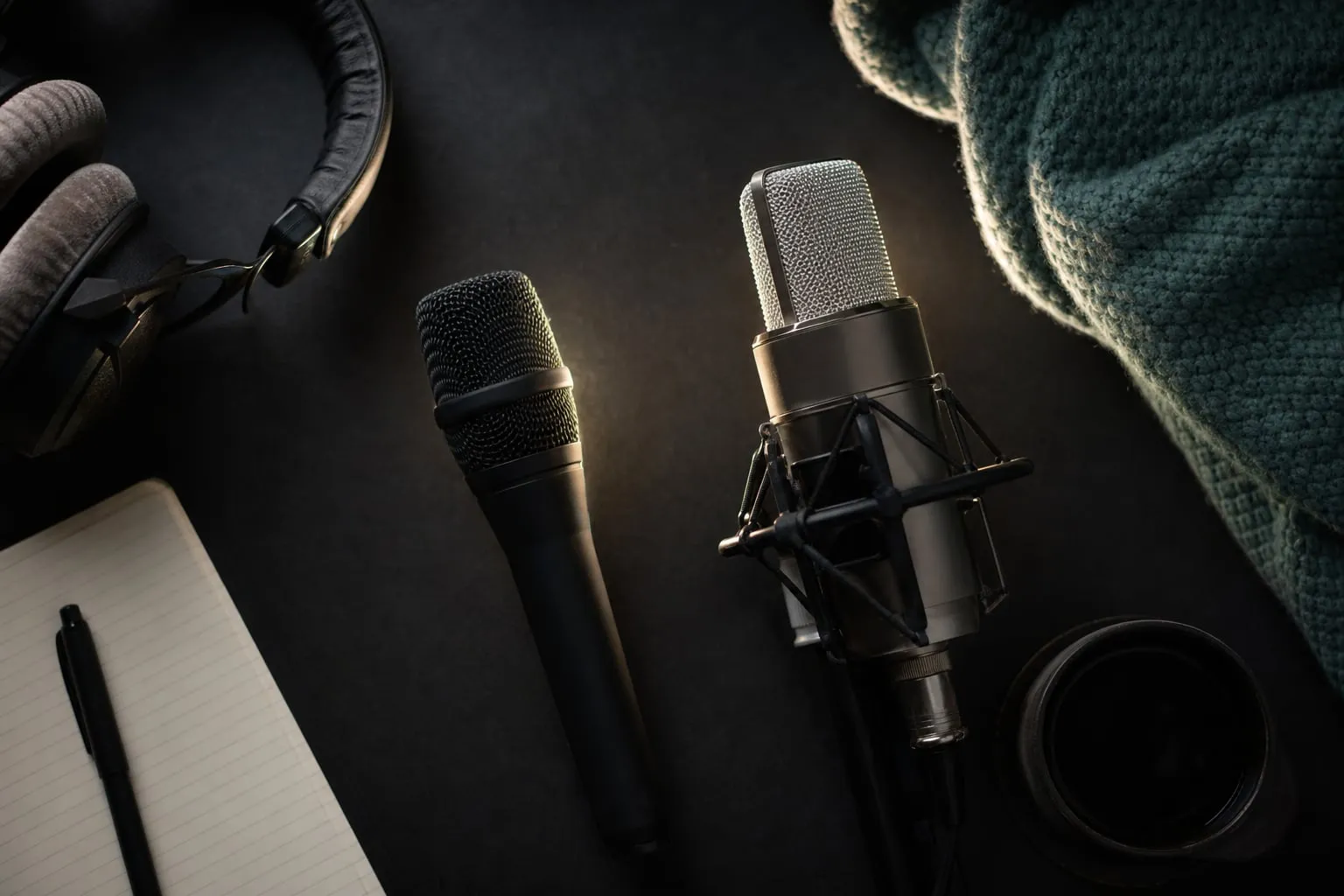 Microfone dinâmico ou condensador em sala sem tratamento