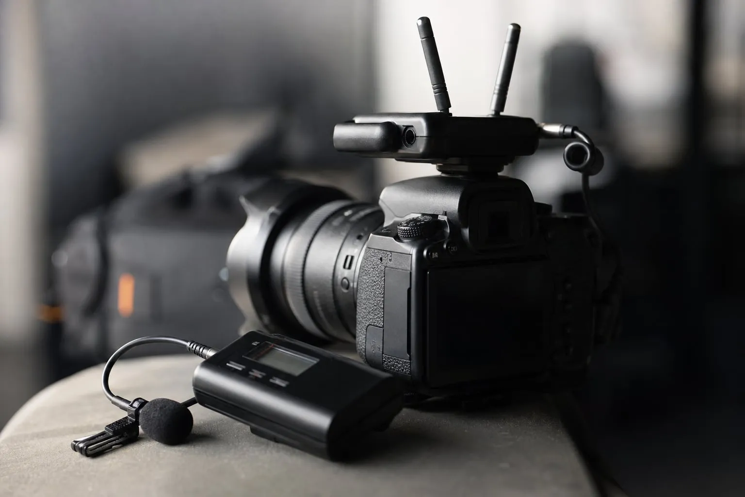 Microfone sem fio para câmera: teste 2,4 GHz ou UHF