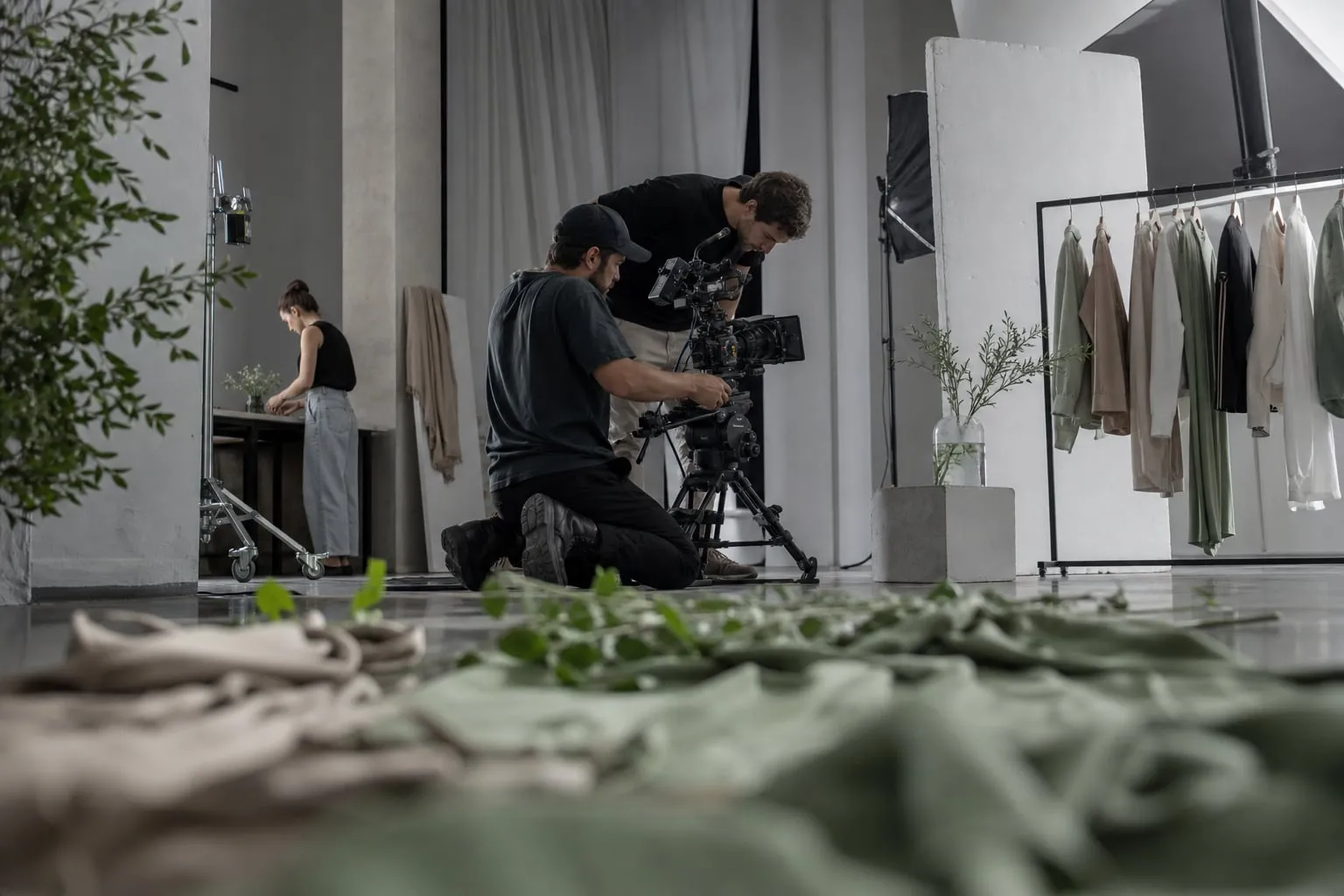Como planejar uma filmagem de moda sustentável em estúdio